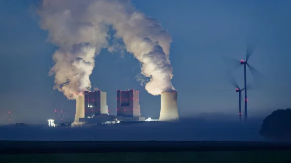 Auch die für die Stromerzeugung einsetzbaren und als verfügbar gemeldeten Braun- und Steinkohlekraftwerke wurden während der Dunkelflauten am 6. November und 12. Dezember 2024 laut Bericht eingesetzt. (Archivbild) - © Henning Kaiser/dpa