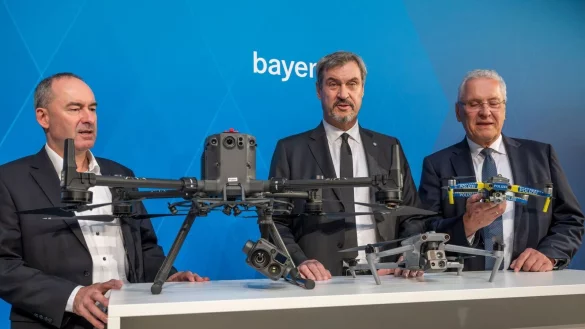 Ministerpräsident Söders Botschaft für den Umgang mit Drohnen ist klar: Abschießen statt Abwarten. - © Peter Kneffel/dpa