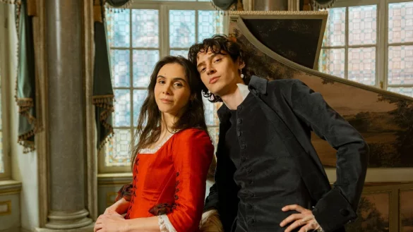 Havana Joy und Eren M. Güvercin spielen in der neuen ARD-Serie «Mozart/Mozart» die Wunderkinder Maria Anna und Wolfgang Amadeus Mozart. - © Armands Virbulis/WDR Story House Pictures GmbH/dpa