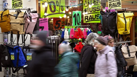 Sparen und auf gr&ouml;&szlig;ere Anschaffungen verzichten, das ist zurzeit das Credo der Verbraucherinnen und Verbraucher. (Archivbild) - &copy; Soeren Stache/dpa/ZB