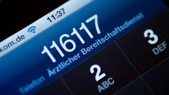 Wer über die Weihnachtstage oder an Neujahr krank wird, kann sich über die Telefonnummer 116 117 den Kontakt zu einer Notdienstpraxis vermitteln lassen. (Archivbild) - © picture alliance / dpa