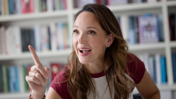Das Kind von Carolin Kebekus hat an seinem ersten Geburtstag auf eine Kerze gehauen. - &copy; Henning Kaiser/dpa