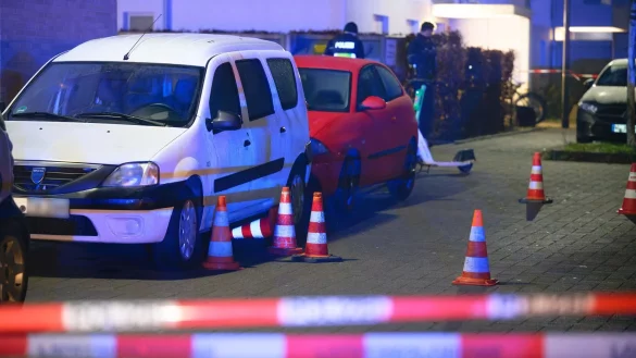 Die Tat soll sich am späten Freitagabend auf einem Parkplatz nahe der Veranstaltungshalle Motorworld im Stadtteil Ossendorf ereignet haben. - © Henning Kaiser/dpa