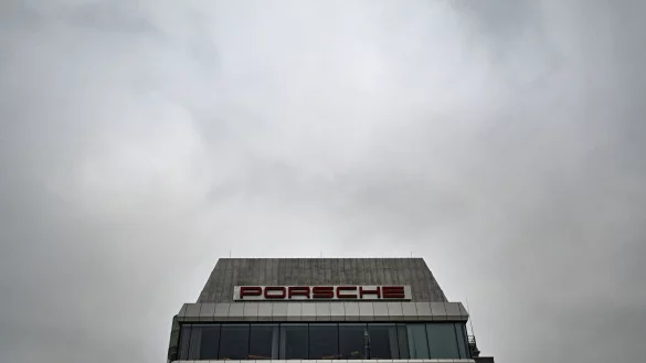 Bei Porsche sind Gespräche über eine Verschärfung des Sparkurses angelaufen. - © Bernd Weißbrod/dpa