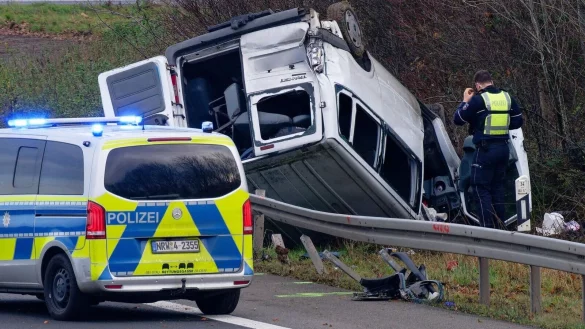 Der Transporter &uuml;berschlug sich bei dem Unfall. - &copy; Henning Kaiser/dpa