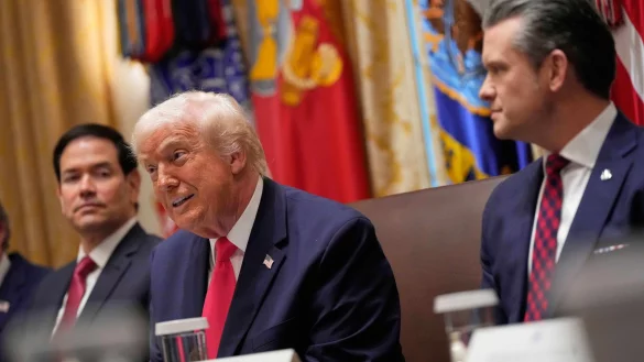 Trump sagt, nicht nur Venezuela könne angegriffen werden. - © Julia Demaree Nikhinson/AP/dpa