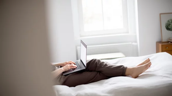 Immer mehr Behördendienste wie Adressänderung oder Führungszeugnis sind mittlerweile bequem online verfügbar: Der Antrag sollte direkt bei der zuständigen Behörde gestellt werden. - © Zacharie Scheurer/dpa-tmn