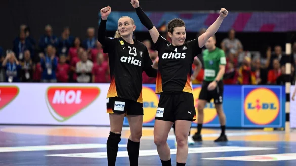 Annika Lott (l) und Alina Grijseels wollen das DHB-Team ins Halbfinale werfen. - © Federico Gambarini/dpa