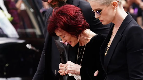 Sharon Osbourne (links) hat sich zu Warnungen von Ozyy Osbournes Ärzten kurz vor dessen letzter Show geäußert. (Archiv) - © Jacob King/PA Wire/dpa