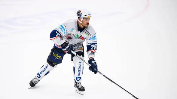 Verteidiger Colin Ugbekile bleibt den Iserlohn Roosters erhalten. (Archivbild) - &copy; Tom Weller/dpa