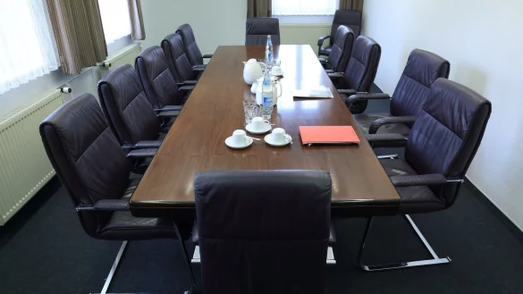 Die Verg&uuml;tungen normaler Aufsichtsr&auml;te sind 2024 laut einer Studie der DSW im Schnitt um 3,0 Prozent gestiegen. (Symbolbild) - &copy; Jens Wolf/dpa