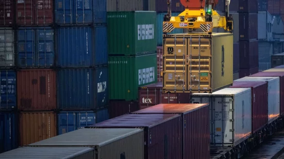 Weltweite Lieferketten sind empfindlich aufeinander abgestimmt. (Symbolbild) - © Marijan Murat/dpa