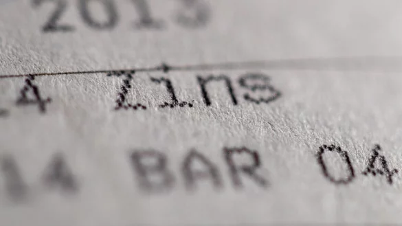 Der Abw&auml;rtstrend ist gestoppt, aber die Inflation schlagen Sparerinnen und Sparer mit Fest- und Tagesgeldangeboten nach wie vor in der Regel nicht. (Symbolbild) - &copy; Daniel Karmann/dpa