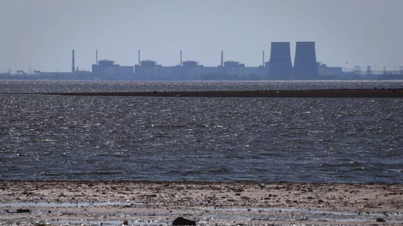 Das von russischen Truppen besetzte Atomkraftwerk Saporischschja ist wieder mit dem ukrainischen Stromnetz verbunden. (Archivbild) - &copy; Kateryna Klochko/AP/dpa