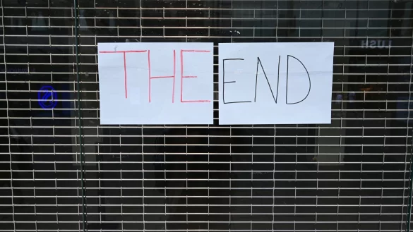 Die Firmenpleiten in Deutschland steigen 2025 auf ein Zehn-Jahres-Hoch. (Symbolbild) - © Bernd Weißbrod/dpa