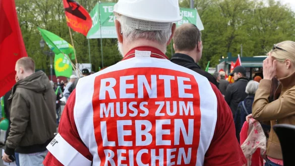 Ein Demonstrant auf einer fr&uuml;heren DGB-Demo. (Archivbild) - &copy; picture alliance / Stephanie Pilick/dpa