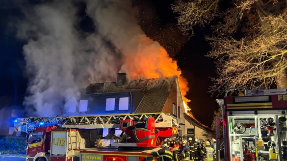 Feuerwehrleute l&ouml;schen das brennende Haus. - &copy; Justin Brosch/dpa
