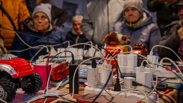 Russische Luftangriffe haben in mehreren Regionen der Ukraine die Stromversorgung unterbrochen. - &copy; Dan Bashakov/AP/dpa