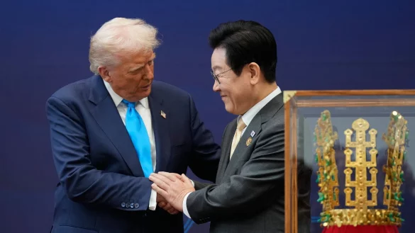 US-Pr&auml;sident Donald Trump und S&uuml;dkoreas Pr&auml;sident Lee Jae Myung haben bei ihrem Treffen am Mittwoch &uuml;ber atomgetriebene U-Boote gesprochen. - &copy; Mark Schiefelbein/AP/dpa