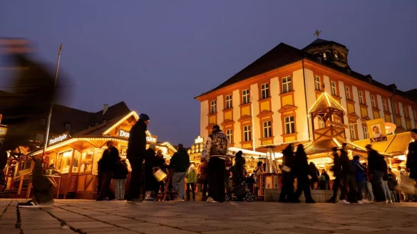 Das Winterdorf in der Bayreuther Fußgängerzone verbreitet schon ab Mitte Oktober weihnachtliche Stimmung. (Archivbild) - © Pia Bayer/dpa