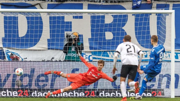 Maximilian Breunig (r, 1. FC Magdeburg) trifft per Elfmeter zum 1:0. - &copy; Andreas Gora/dpa