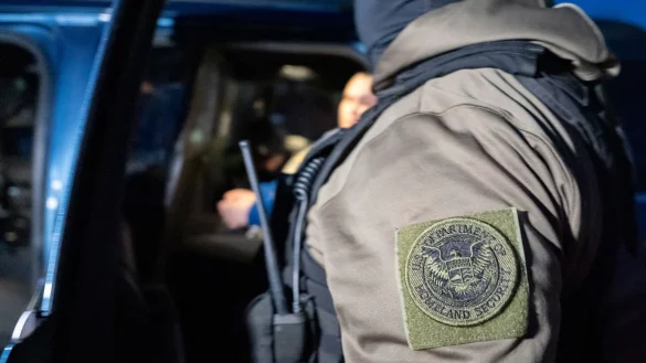 Die US-Heimatschutzbehörde hat einen britischen Kommentator festgenommen - © Alex Brandon/AP/dpa