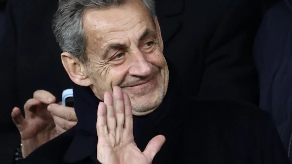 Besuche von Ehefrau Carla und Fu&szlig;ballspiele im Fernsehen lockerten Sarkozys Zeit hinter Gittern auf. (Archivbild) - &copy; Franck Fife/AFP/dpa