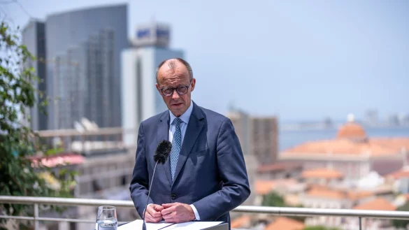 Bundeskanzler Friedrich Merz bremst Hoffnungen auf einen allzu schnellen Durchbruch bei den Ukraine-Verhandlungen. - © Michael Kappeler/dpa