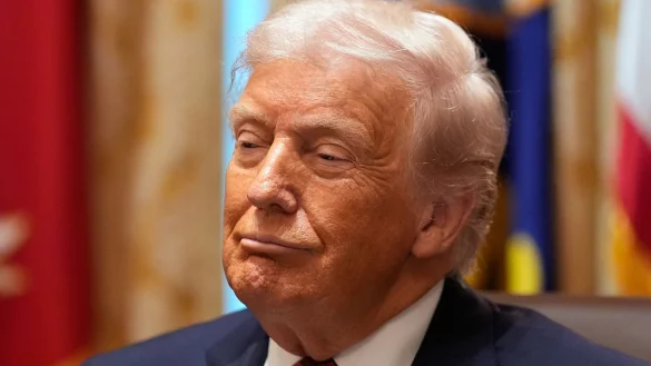 Trump stellt sich hinter seinen Verteidigungsminister Hegseth. - © Alex Brandon/AP/dpa