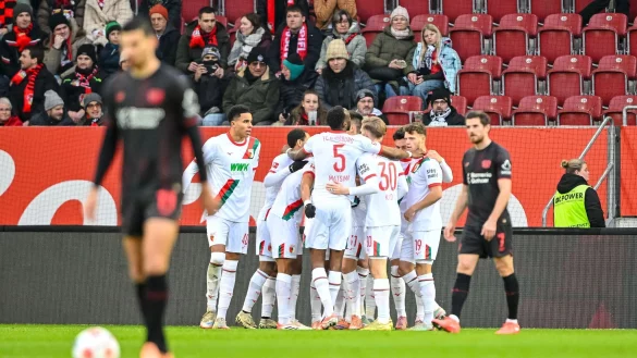 Glückliche Augsburger nach der Führung von Dimitrios Giannoulis. - © Harry Langer/dpa