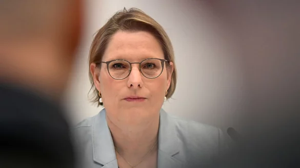 Hubig will gegen voyeuristische Aufnahmen vorgehen. - &copy; Jennifer Br&uuml;ckner/dpa