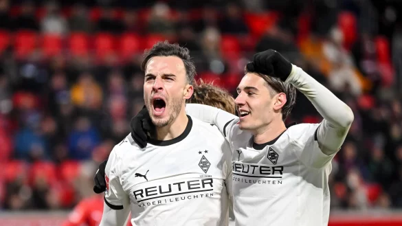 Für Gladbachs Stürmer Haris Tabakovic (l) lief es zuletzt prächtig. - © Harry Langer/dpa