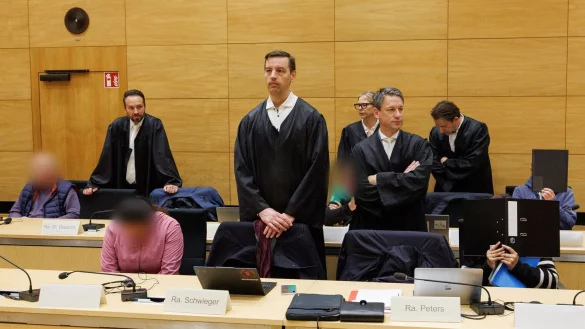 Prozesstart um das Schleusen von Prostituierten aus Thailand nach Deutschland: Die Angeklagten sitzen im Landgericht Bielefeld neben ihren Verteidigern. - &copy; Friso Gentsch/dpa