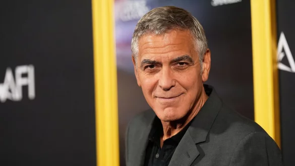 George Clooney lebt mit seiner Familie in Frankreich. (Archivbild) - © Chris Pizzello/Invision/AP/dpa