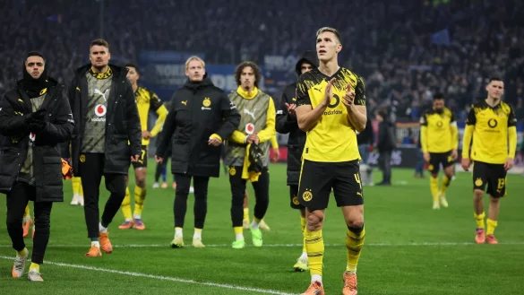 Erlebte im Spiel beim HSV einen Schreckmoment: BVB-Nationalspieler Nico Schlotterbeck (vorne, r). - &copy; Christian Charisius/dpa