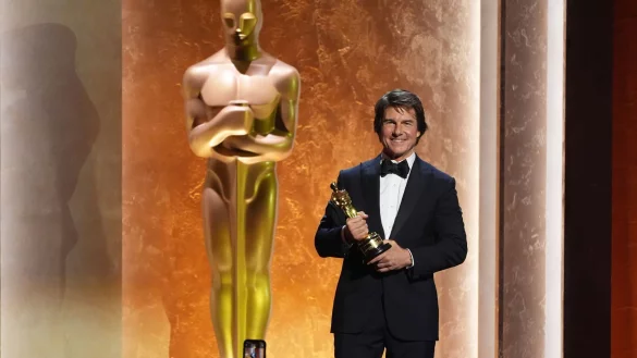 Tom Cruise freut sich über seine erste Oscar-Trophäe. - © Chris Pizzello/Invision/dpa