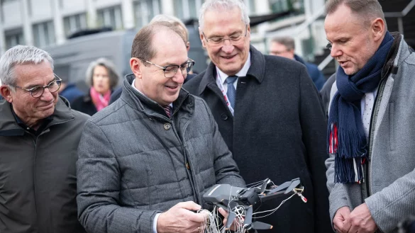Bevor die Gespräche beginnen, zeigt die neue Drohnenabwehr-Einheit der Bundespolizeidirektion 11, was sie kann. - © Sina Schuldt/dpa
