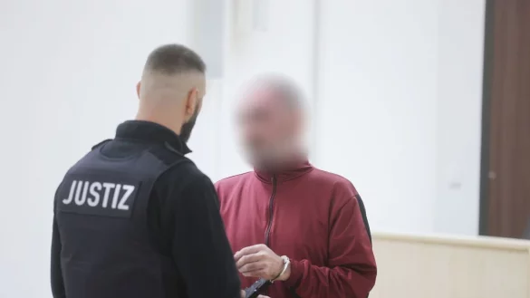 Der Angeklagte lie&szlig; &uuml;ber seinen Verteidiger erkl&auml;ren, dass er die Tat zutiefst bereue. - &copy; Bodo Schackow/dpa