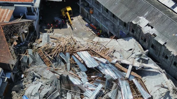 Das Internat wurde bei dem Einsturz v&ouml;llig zerst&ouml;rt. - &copy; Trisnadi/AP/dpa