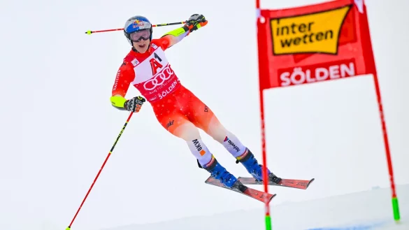 Auch zum Start in die neue Saison nicht zu schlagen: Marco Odermatt. - © Gian Ehrenzeller/KEYSTONE/dpa