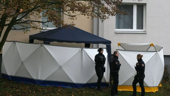 Ein Mädchen ist in Bremen aus einem Fenster gestürzt und den Verletzungen erlegen. - © Kai Moorschlatt/dpa