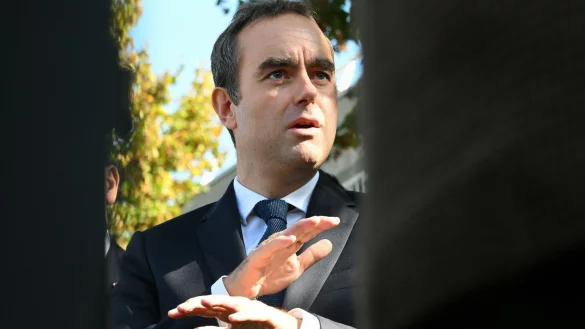 Frankreich hat eine neue Regierung - aber hält sie auch? (Archivbild) - © Martin Lelievre/Pool AFP/AP/dpa