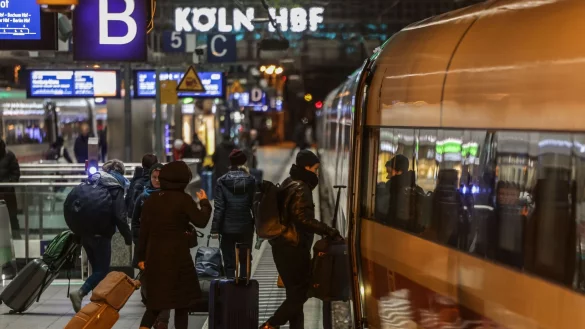 Vor allem in den Abendstunden will die Bahn zwischen Großstädten mehr Züge einsetzen. (Archivbild) - © Oliver Berg/dpa