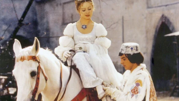 Der Prinz (Pavel Travnicek) passt Aschenbr&ouml;del (Libuse Safrankova) den verlorenen Schuh an - eine Szene aus &laquo;Drei Haseln&uuml;sse f&uuml;r Aschenbr&ouml;del&raquo; (undatiert). (Archivbild) - &copy; Degeto/WDR/dpa