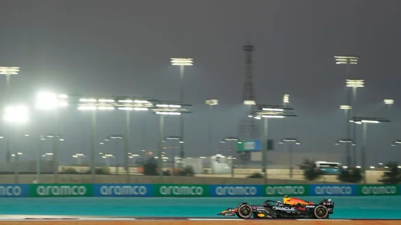 Oscar Piastri rast im einzigen Training zur Bestzeit. - © Altaf Qadri/AP/dpa