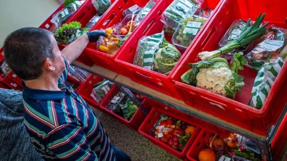 Vielen Tafeln fehlen immer noch dringend Helferinnen und Helfer. (Archivbild) - © Jens Büttner/dpa