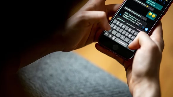 Einem Gesetzesvorschlag nach sollen Messaging-Dienste k&uuml;nftig mehr tun, um Kinder auf ihren Plattformen zu sch&uuml;tzen. (Symbolbild) - &copy; Fabian Sommer/dpa