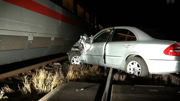 Das Auto stand auf dem Bahn&uuml;bergang und wurde von einem ICE erfasst. - &copy; Markus W&uuml;llner/dpa