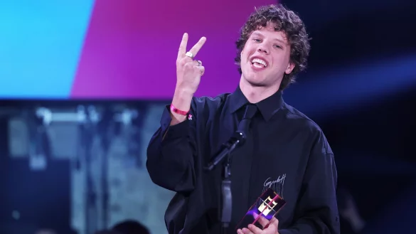 Er glaubt es selbst kaum: Sänger Zartmann hat gleich zwei Kronen gewonnen. - © Friso Gentsch/dpa