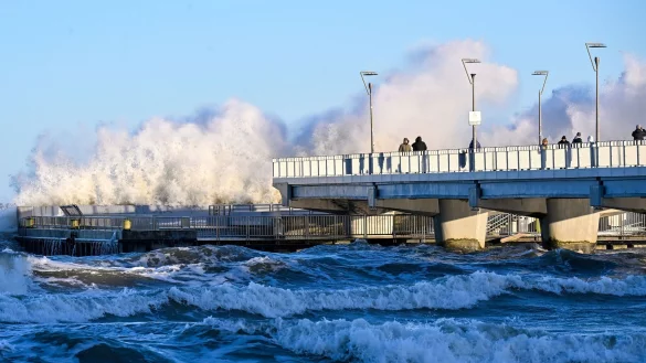Vom Sturmwetter besonders stark betroffen ist die Ostseek&uuml;ste Polens - wie hier das Ostseebad Kolberg. - &copy; Piotr Kowala/PAP/dpa